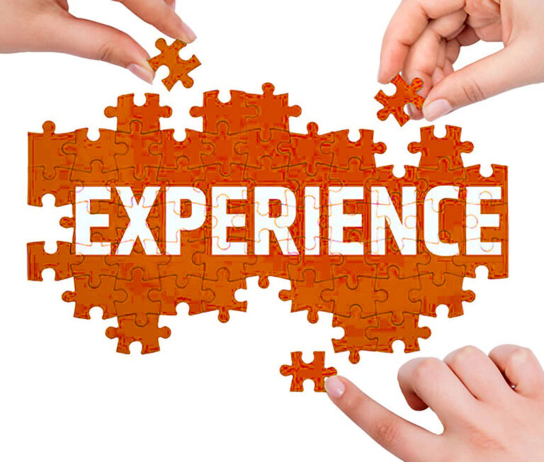 Puzzle orange avec le mot "EXPERIENCE" complété par plusieurs mains.